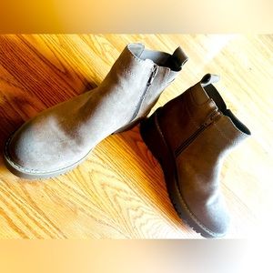 Brand new tan suede boots from Sonoma sz 7.5